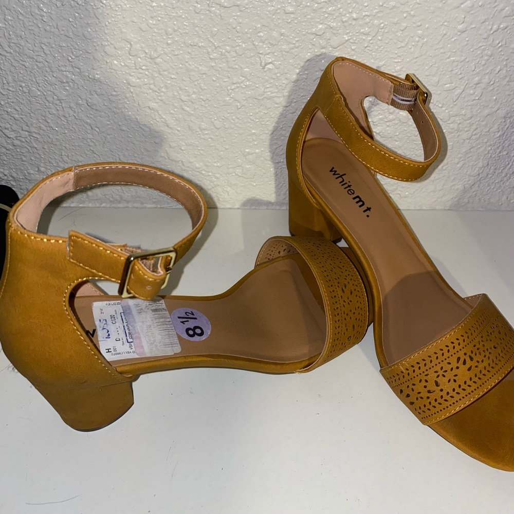 Yellow Gold single strap heel